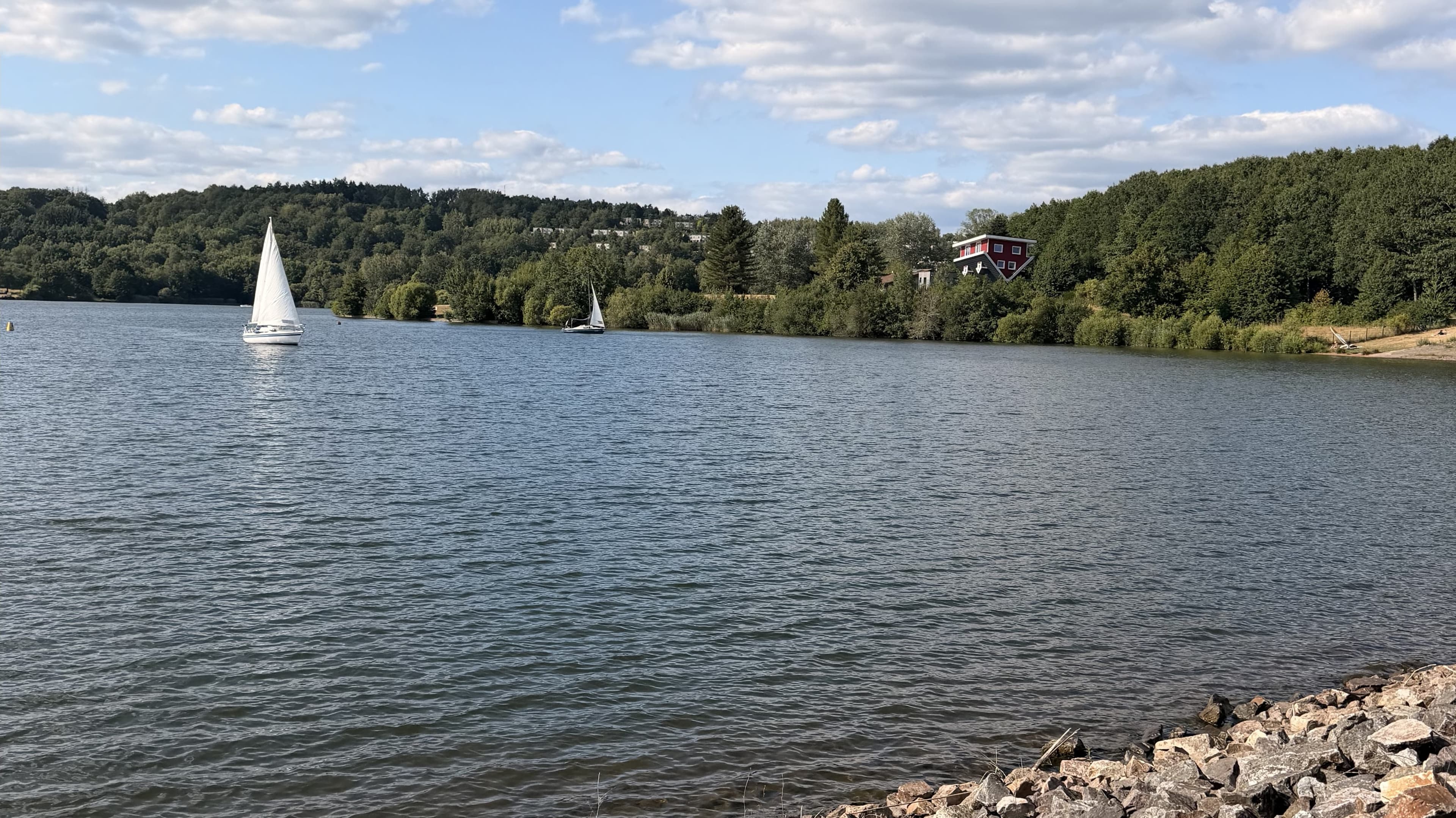 Bostalsee Nohfelden: Image of the lake with trees and sailboats
